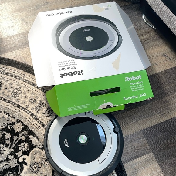 iRobot Roomba 690 smart vacuum new - Picture 1 of 10